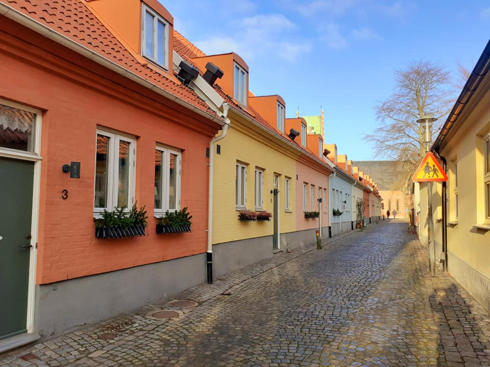 Farbenfrohe Häuser in Schweden